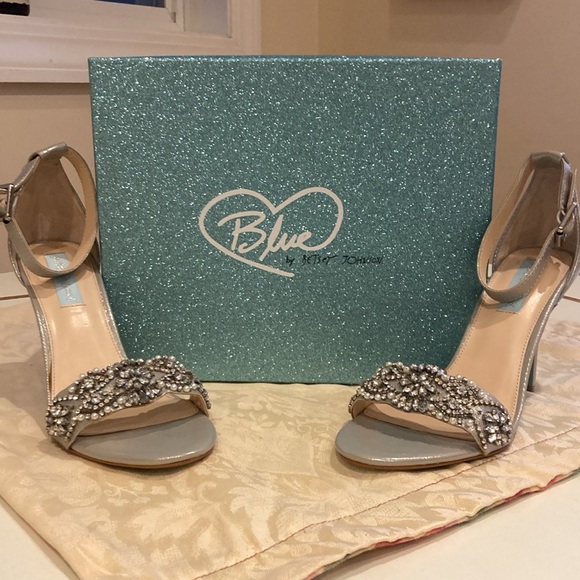 ❤️- NIB! New Listing! BETSY JOHNSON Juno Strappy Sanadal Silver 8.5 - Picture 2 of 16